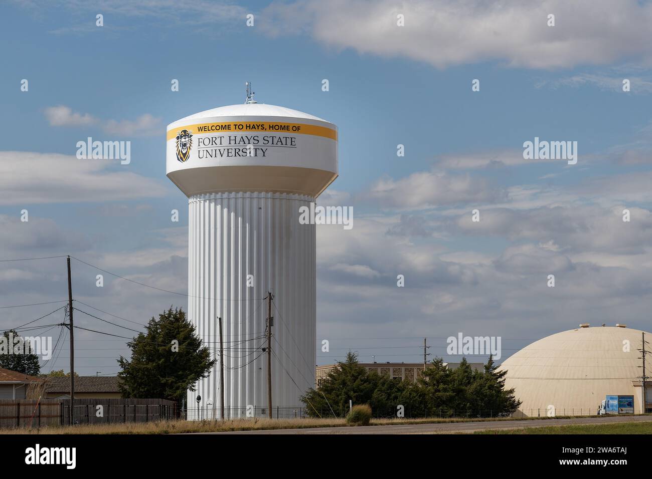 Hays, Kansas - 3 ottobre 2023: Watertower con segnaletica per la Fort Hays State University. La FHSU è la più grande università del Kansas occidentale. Foto Stock