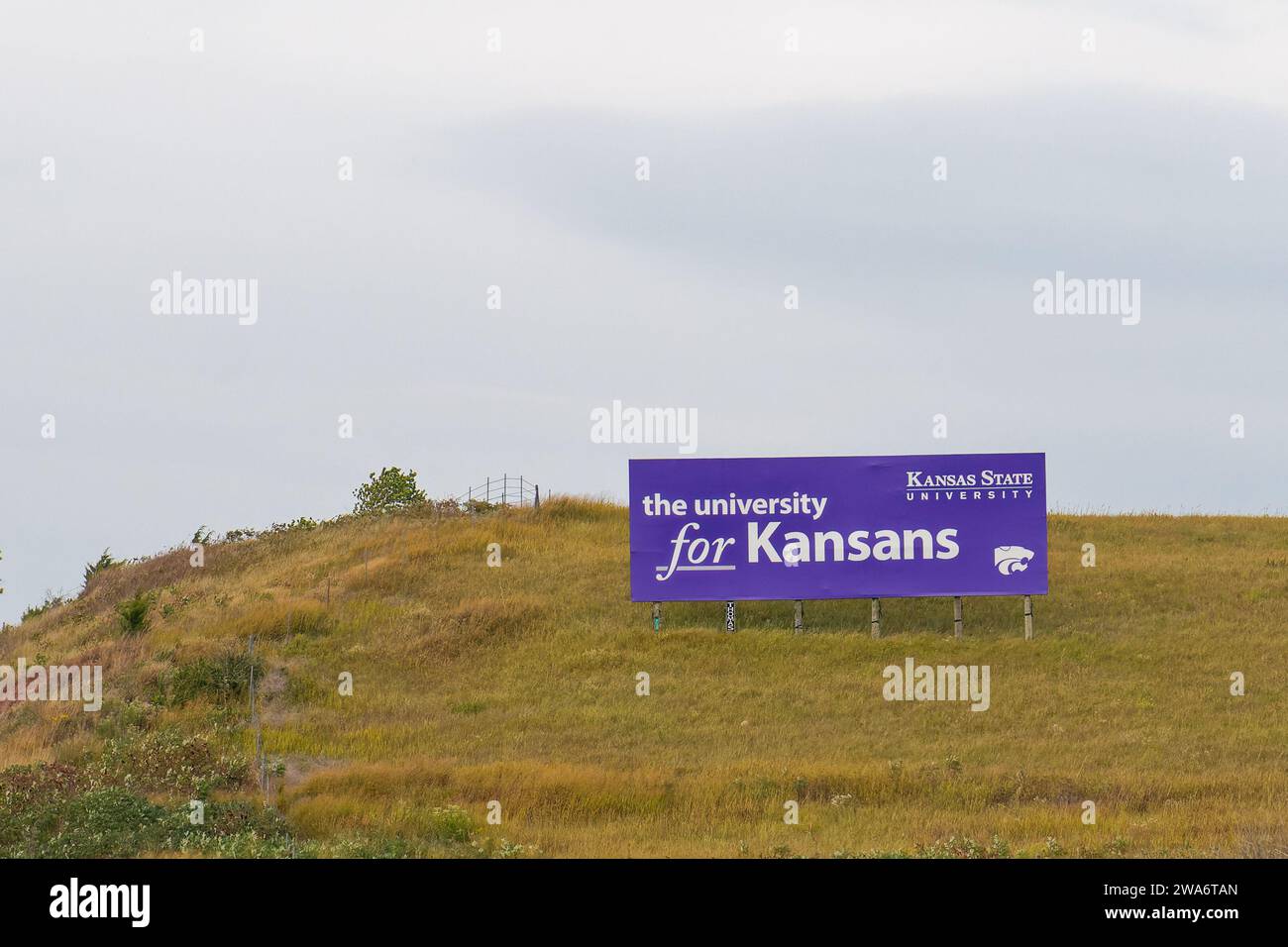 Paxico, Kansas - 3 ottobre 2023: Questo cartellone per la Kansas State University dice: "L'università per i Kansans". La KSU, situata a Manhattan, Kansas, è una Foto Stock