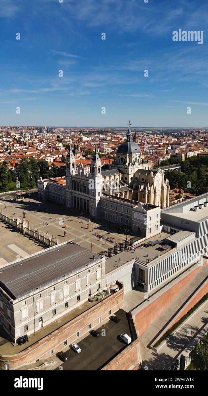 Foto drone Cattedrale di Almudena, Catedral de Santa María la Real de la Almudena Madrid Spagna Europa Foto Stock
