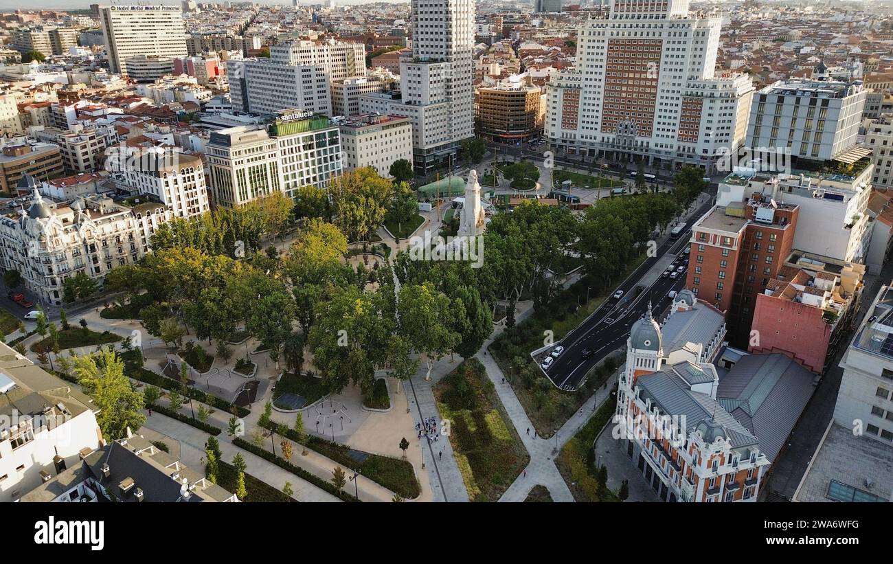 Ripresa aerea con drone della Plaza de España a Madrid, Spagna, famosa piazza con il monumento a Cervantes, la Torre de Madrid, l'Edificio España e vista sulla Gran Via Foto Stock