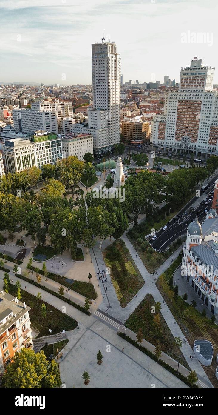 Ripresa aerea con drone della Plaza de España a Madrid, Spagna, famosa piazza con il monumento a Cervantes, la Torre de Madrid, l'Edificio España e vista sulla Gran Via Foto Stock