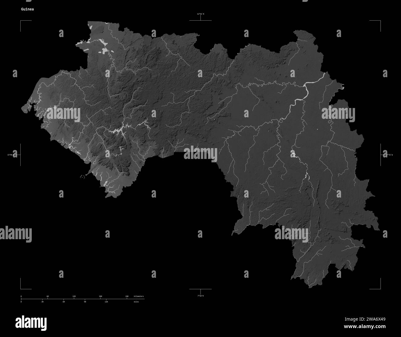 Forma di una mappa di elevazione in scala di grigi con laghi e fiumi della Guinea, con scala di distanza e coordinate di confine della mappa, isolati su nero Foto Stock