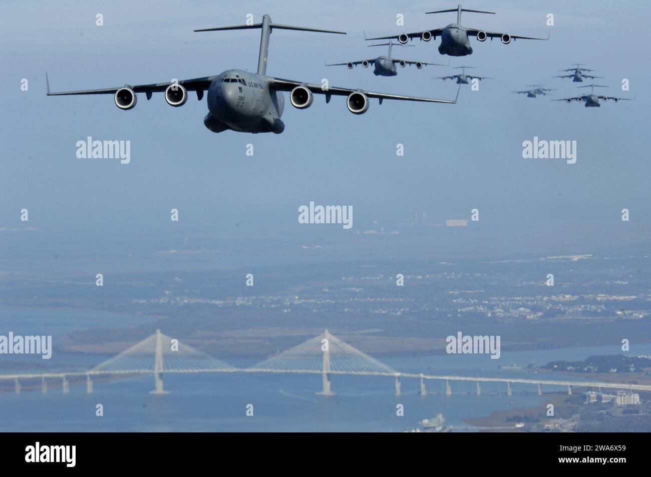 Forze militari STATUNITENSI. I C-17 della Charleston AFB sorvolano l'Arthur Ravenel Jr. Ponte 18 dicembre. I C-17 del 437th e del 315th Airlift Wings lasciarono il carico in un aeroporto remoto durante un'esercitazione strategica di lancio aereo della brigata che coinvolgeva una formazione di 13 navi. Questo addestramento multi-nave dimostra il lavoro di squadra di avieri, riservisti e civili in servizio attivo per essere pronti alla missione quando la nazione ha bisogno di questa capacità critica. (U.S. Air Force Photo/staff Sgt. Richard Rose) Foto Stock Forze militari STATUNITENSI. I C-17 della Charleston AFB sorvolano l'Arthur Ravenel Jr. Ponte 18 dicembre. I C-17 del 437th e del 315th Airlift Wings lasciarono il carico in un aeroporto remoto durante un'esercitazione strategica di lancio aereo della brigata che coinvolgeva una formazione di 13 navi. Questo addestramento multi-nave dimostra il lavoro di squadra di avieri, riservisti e civili in servizio attivo per essere pronti alla missione quando la nazione ha bisogno di questa capacità critica. (U.S. Air Force Photo/staff Sgt. Richard Rose) Foto Stock