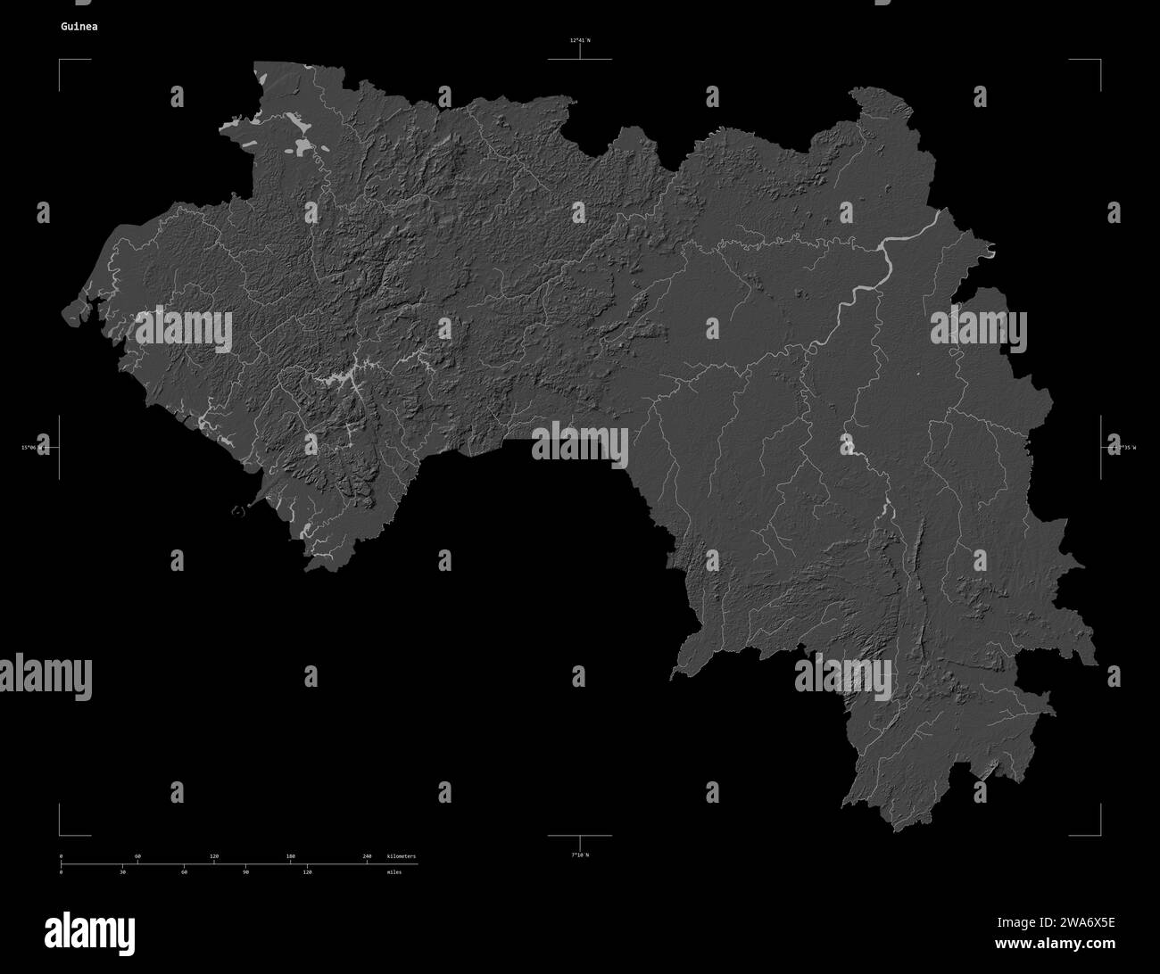 Forma di una mappa di elevazione a Bilevel con laghi e fiumi della Guinea, con scala di distanza e coordinate di confine della mappa, isolati su nero Foto Stock