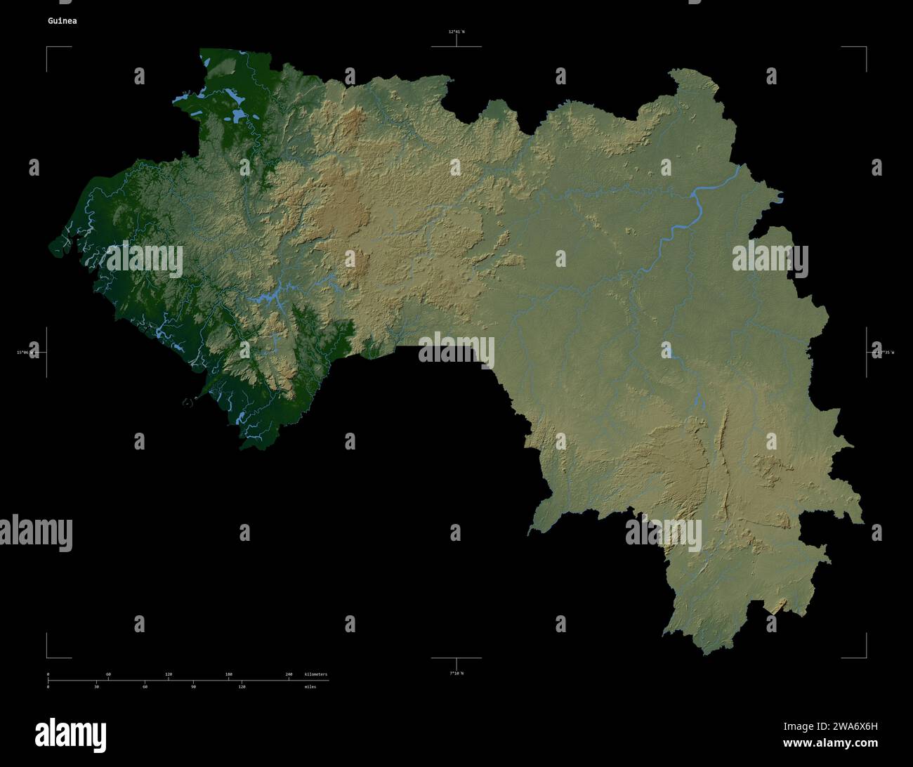Forma di una mappa colorata di elevazione con laghi e fiumi della Guinea, con scala di distanza e coordinate di confine della mappa, isolati su nero Foto Stock