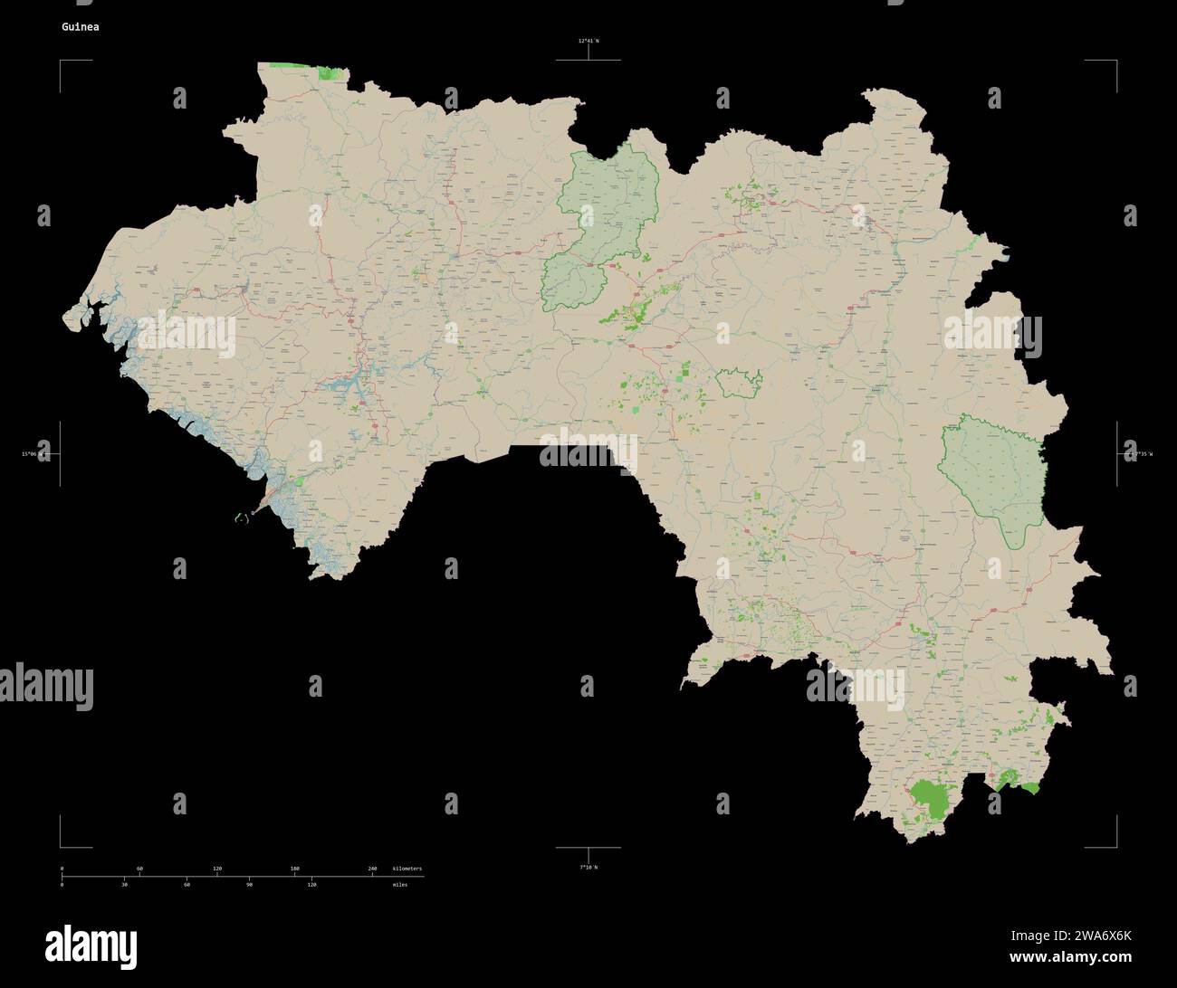 Forma di una mappa topografica in stile OSM France della Guinea, con scala di distanza e coordinate di confine della mappa, isolata sul nero Foto Stock