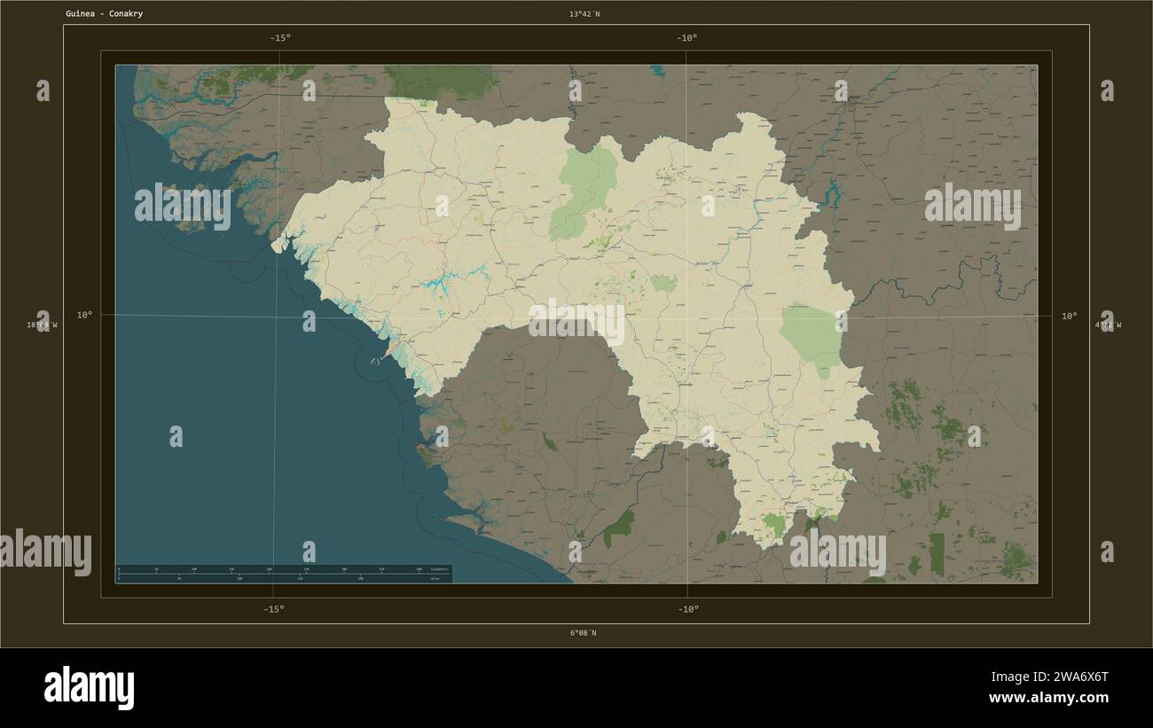 La Guinea è evidenziata su una mappa topografica in stile umanitario OSM con la capitale del paese, la griglia cartografica, la scala di distanza e il confine della mappa Foto Stock