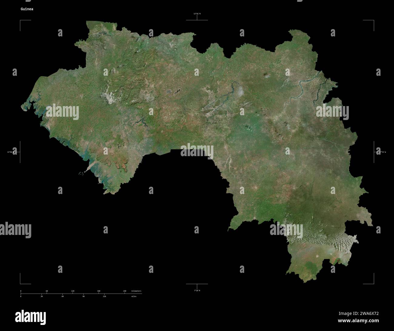 Forma di una mappa satellitare ad alta risoluzione della Guinea, con scala di distanza e coordinate di confine della mappa, isolata su nero Foto Stock