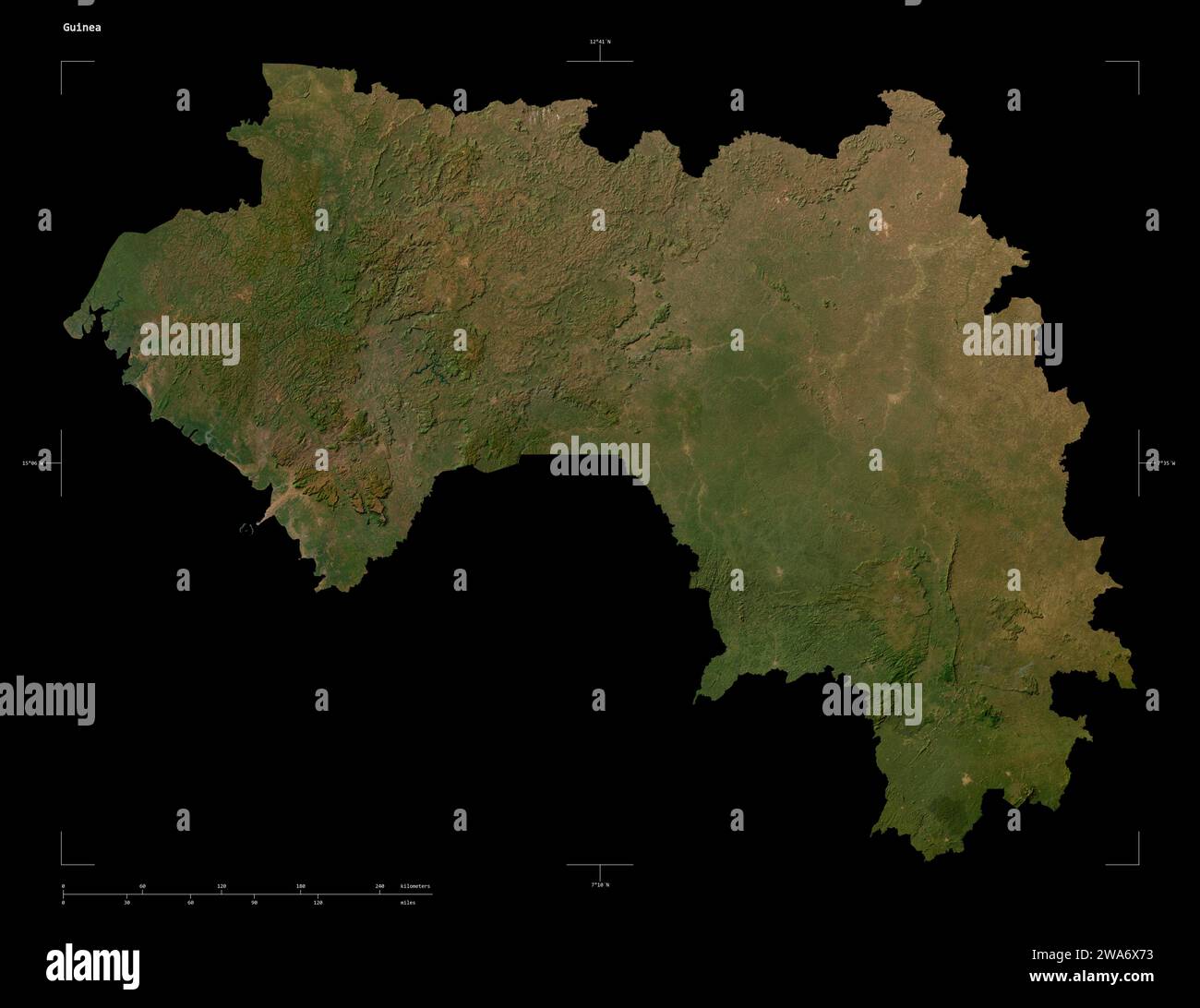 Forma di una mappa satellitare a bassa risoluzione della Guinea, con scala di distanza e coordinate di confine della mappa, isolata su nero Foto Stock