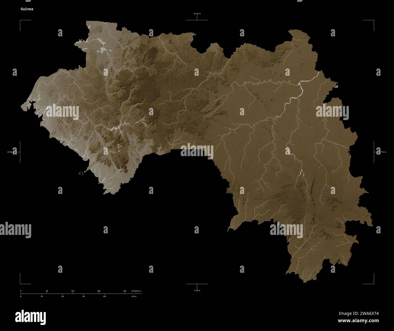 Forma di una mappa di elevazione colorata in tonalità seppia con laghi e fiumi della Guinea, con scala di distanza e coordinate di confine della mappa, isolate sul nero Foto Stock