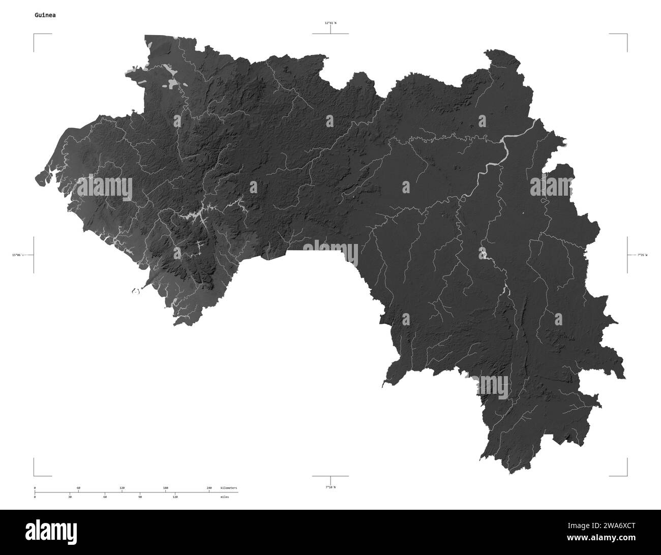 Forma di una mappa di elevazione in scala di grigi con laghi e fiumi della Guinea, con scala di distanza e coordinate di confine della mappa, isolati su bianco Foto Stock