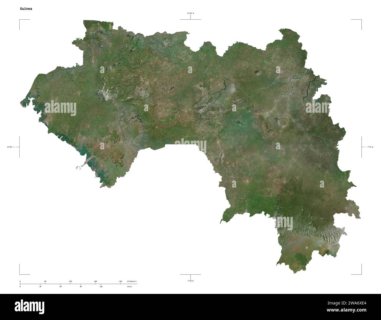 Forma di una mappa satellitare ad alta risoluzione della Guinea, con scala di distanza e coordinate di confine della mappa, isolata su bianco Foto Stock