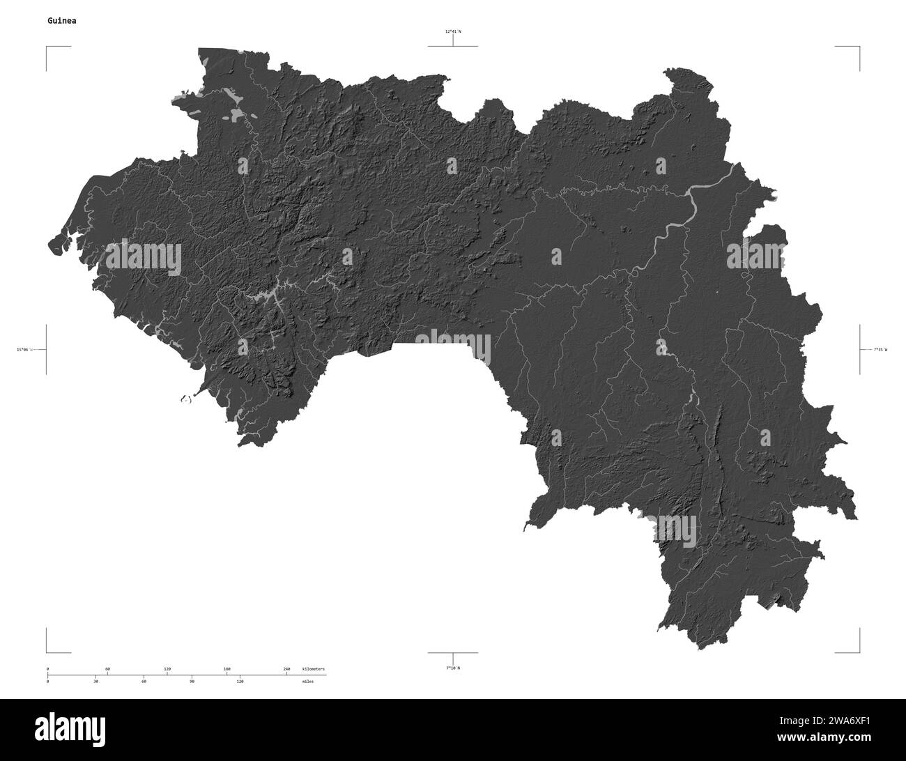 Forma di una mappa di elevazione a Bilevel con laghi e fiumi della Guinea, con scala di distanza e coordinate di confine della mappa, isolati su bianco Foto Stock