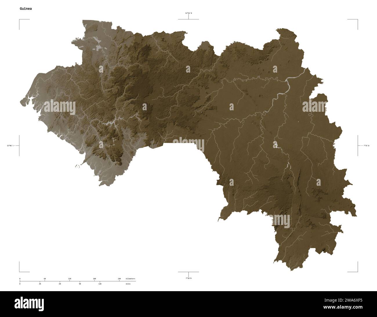 Forma di una mappa di elevazione colorata in tonalità seppia con laghi e fiumi della Guinea, con scala di distanza e coordinate di confine della mappa, isolate su bianco Foto Stock