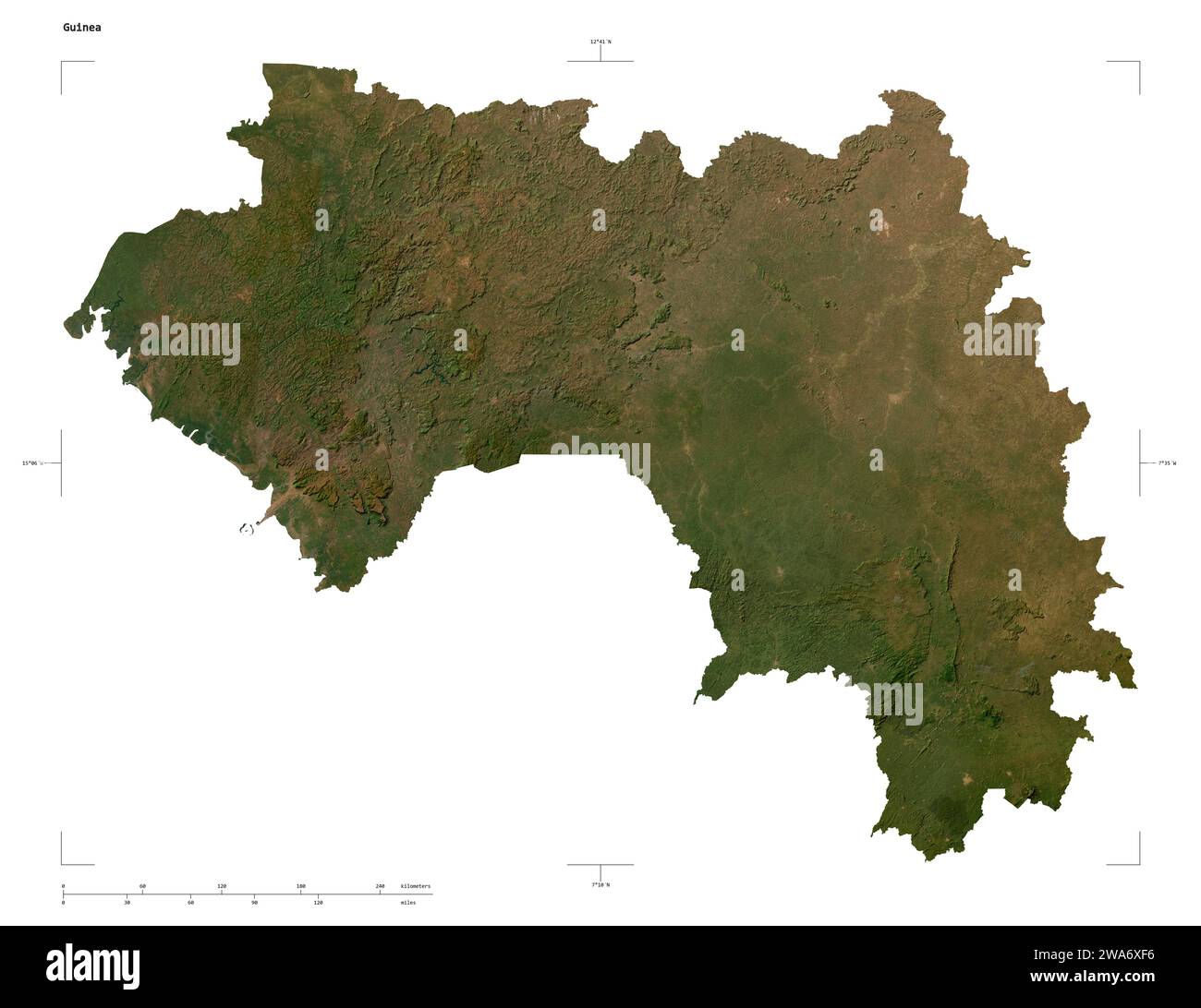 Forma di una mappa satellitare a bassa risoluzione della Guinea, con scala di distanza e coordinate di confine della mappa, isolata su bianco Foto Stock
