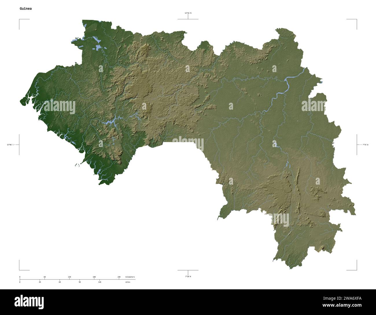 Forma di una mappa di elevazione color pallido con laghi e fiumi della Guinea, con scala di distanza e coordinate di confine della mappa, isolati su bianco Foto Stock