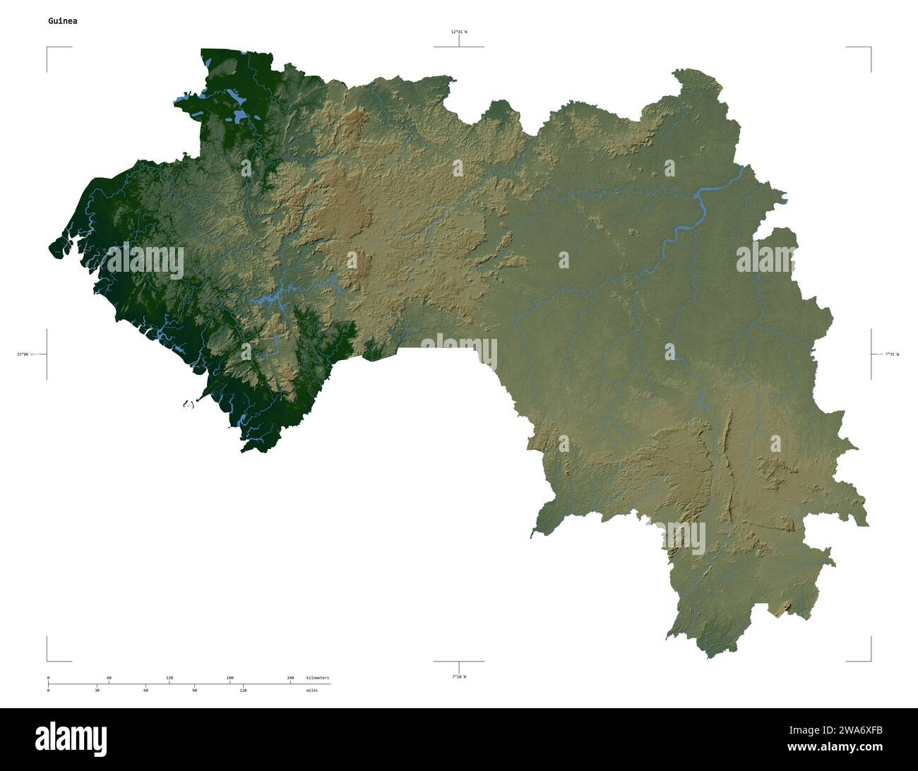 Forma di una mappa colorata di elevazione con laghi e fiumi della Guinea, con scala di distanza e coordinate di confine della mappa, isolati su bianco Foto Stock