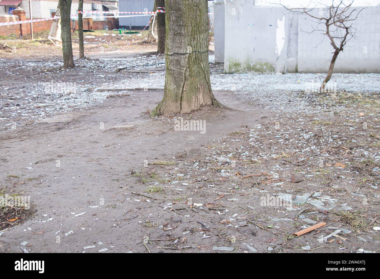 Vetri rotti dalle finestre distrutti da un'ondata di esplosione nel cortile di una zona residenziale di Dnepr, Ucraina, dopo un massiccio attacco missilistico Foto Stock