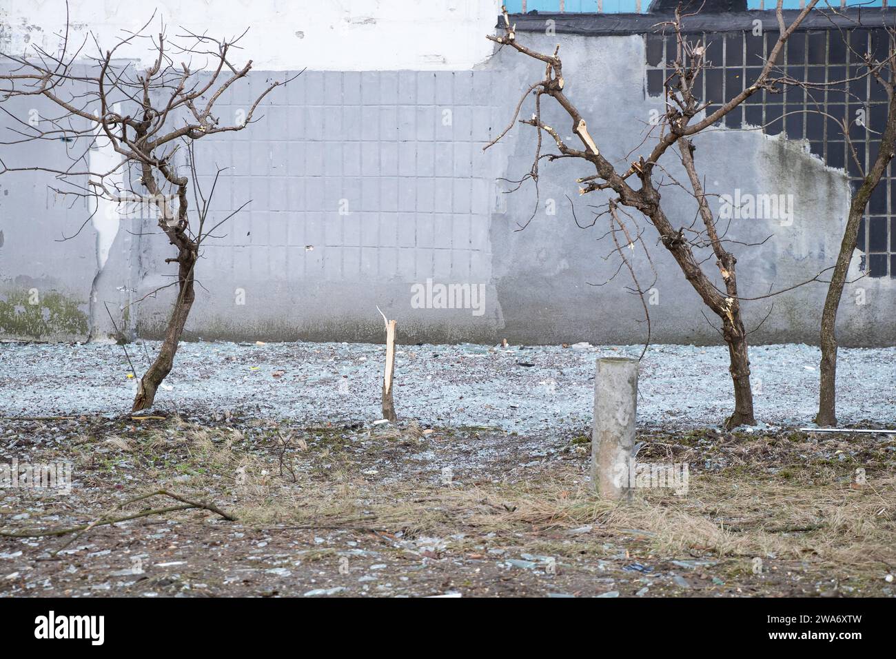 Vetri rotti dalle finestre distrutti da un'ondata di esplosione nel cortile di una zona residenziale di Dnepr, Ucraina, dopo un massiccio attacco missilistico Foto Stock