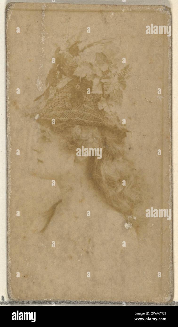 [Attrice di profilo che indossa cappello decorato con elementi naturali], dalla serie Actors and Actresses (N145-8) emessa da Duke Sons & Co. Per promuovere le sigarette Duke 1963 di W. Duke, Sons & Co.. Foto Stock