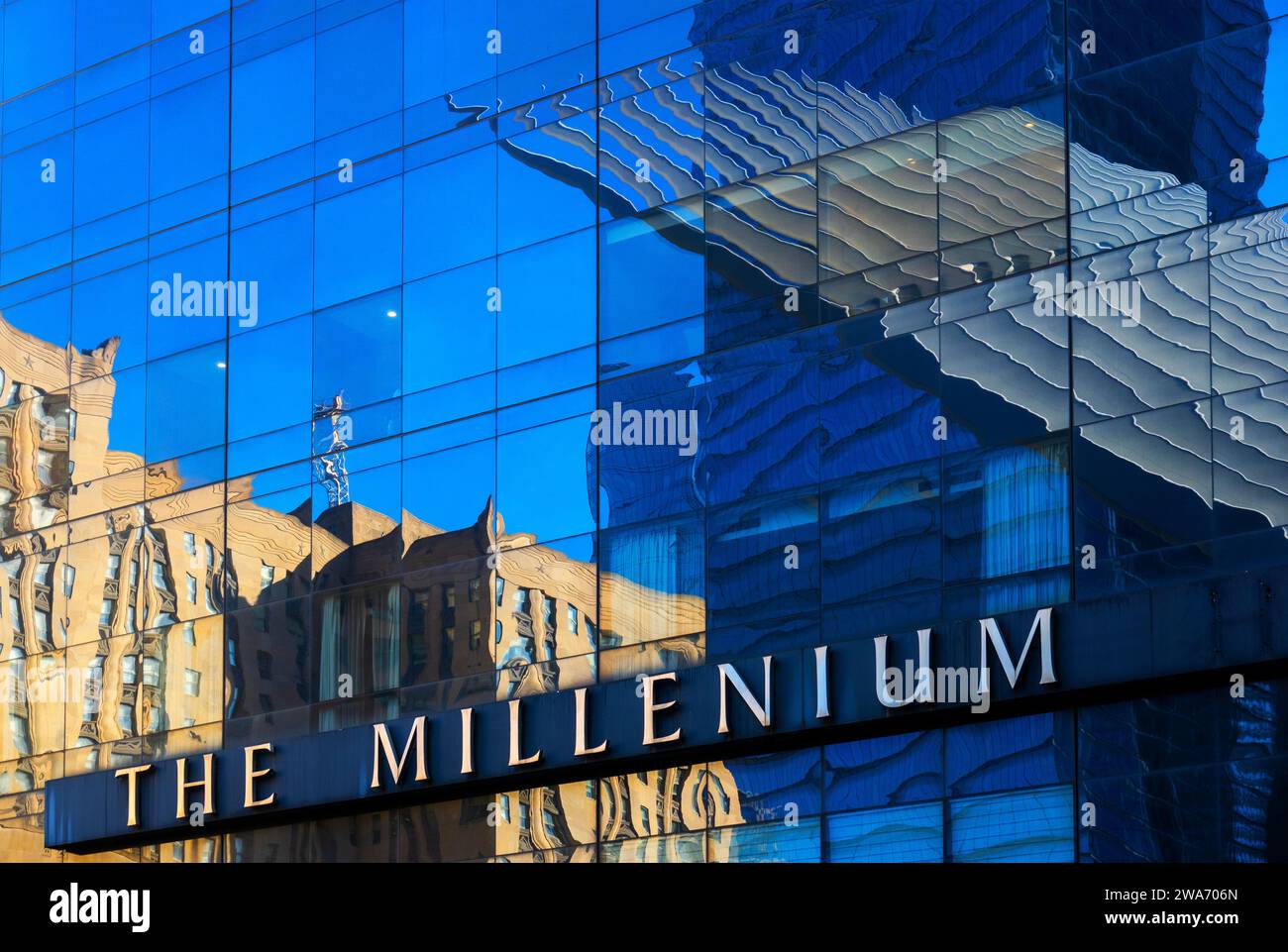 Riflesso di Oculus nelle finestre dell'hotel Millenium nel centro di New York Foto Stock