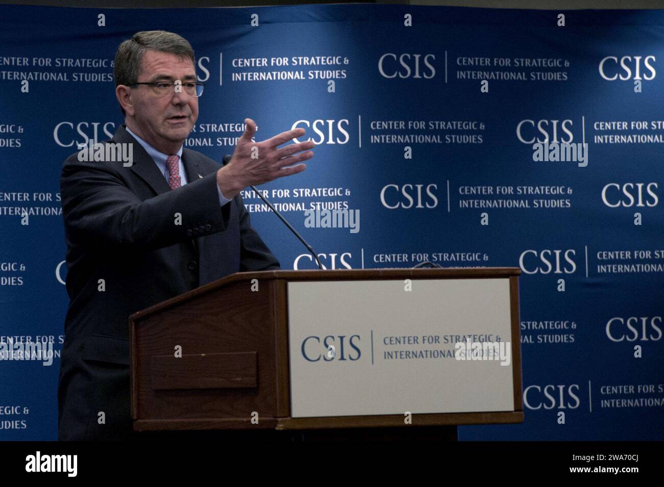 Forze militari STATUNITENSI. Il vice segretario alla difesa Ashton Carter presenta il vice segretario alla difesa per l'acquisizione, la tecnologia e la logistica Frank Kendall al Center for Strategic and International di Washington, D.C., 23 maggio 2013. Carter e Kendall hanno parlato della nuova Better budget Buying Power Initiative 2,0, che Carter ha detto con l'aiuto di mitigare la distruzione del sequestro. Foto di Erin A. Kirk-Cuomo (rilasciata) Foto Stock