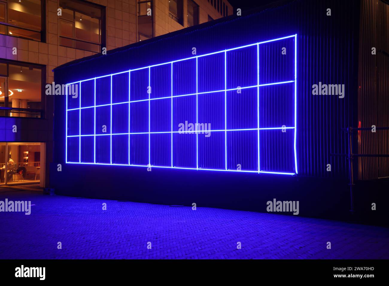 Opera d'arte composta da piazze blu/viola all'Amsterdam Light Festival 2023, vista da un angolo Foto Stock