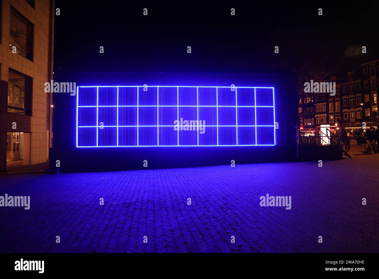 Opera d'arte composta da piazze blu/viola all'Amsterdam Light Festival 2023 Foto Stock