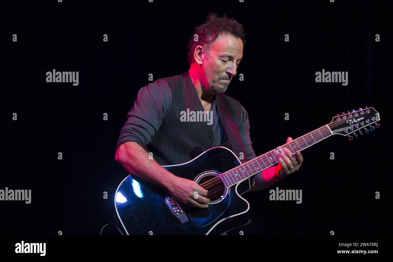 Forze militari STATUNITENSI. L'artista Bruce Springsteen si esibisce sul palco durante lo speciale Stand Up for Heroes al Madison Square Garden di New York, 5 novembre 2014. (Foto DoD di Mass Communication Specialist 1st Class Daniel Hinton/rilasciata) Foto Stock