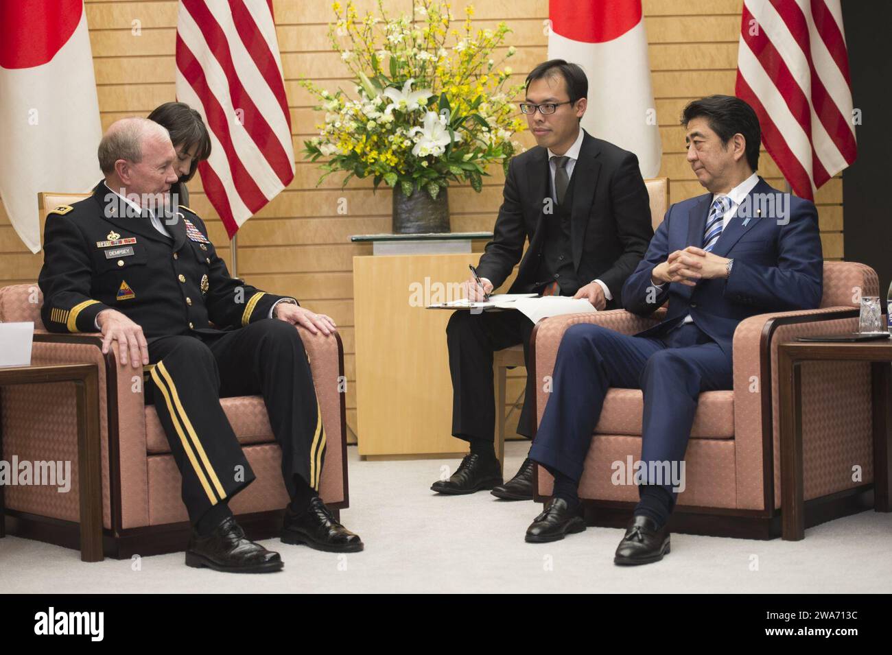 Forze militari STATUNITENSI. Il diciottesimo presidente dei capi di stato maggiore congiunto il generale Martin E. Dempsey e il primo ministro del Giappone Shinzō Abe parlano durante un incontro bilaterale con il loro personale di alto livello al Kantai di Tokyo, 25 marzo 2015. Dempsey sta visitando il Giappone come parte di un viaggio di due giorni per rafforzare l'alleanza USA-Giappone. (Foto DoD del Sottufficiale della Marina degli Stati Uniti 1st Class Daniel Hinton/rilasciata) Foto Stock