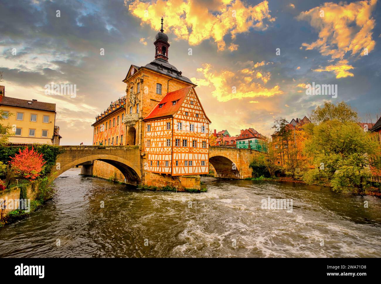 Famosa atmosfera serale presso il Municipio della città Vecchia con il fiume Regnitz nella città vecchia di Bamberga, Germania Foto Stock