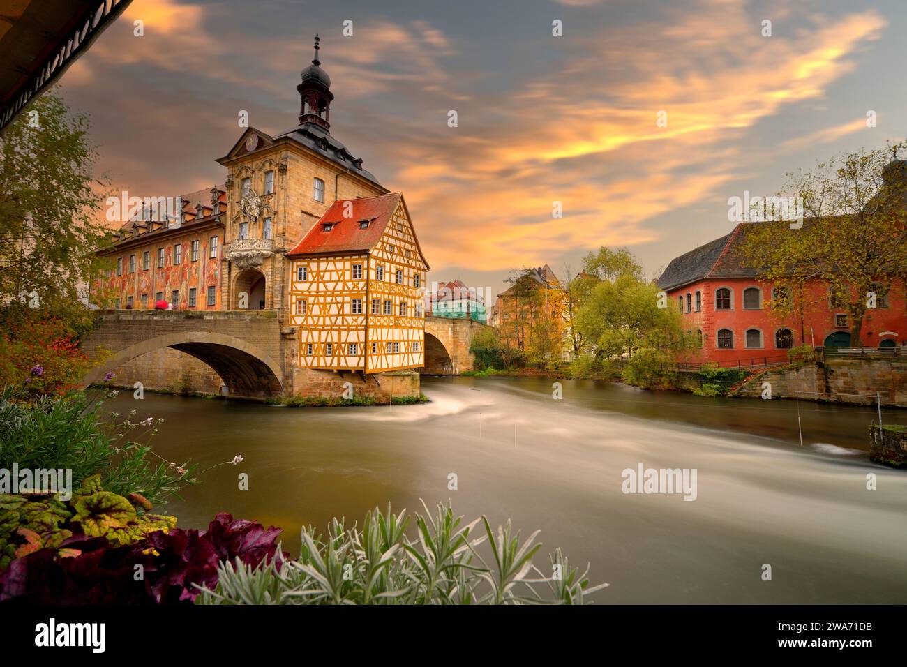 Famosa atmosfera serale presso il Municipio della città Vecchia con il fiume Regnitz nella città vecchia di Bamberga, Germania Foto Stock