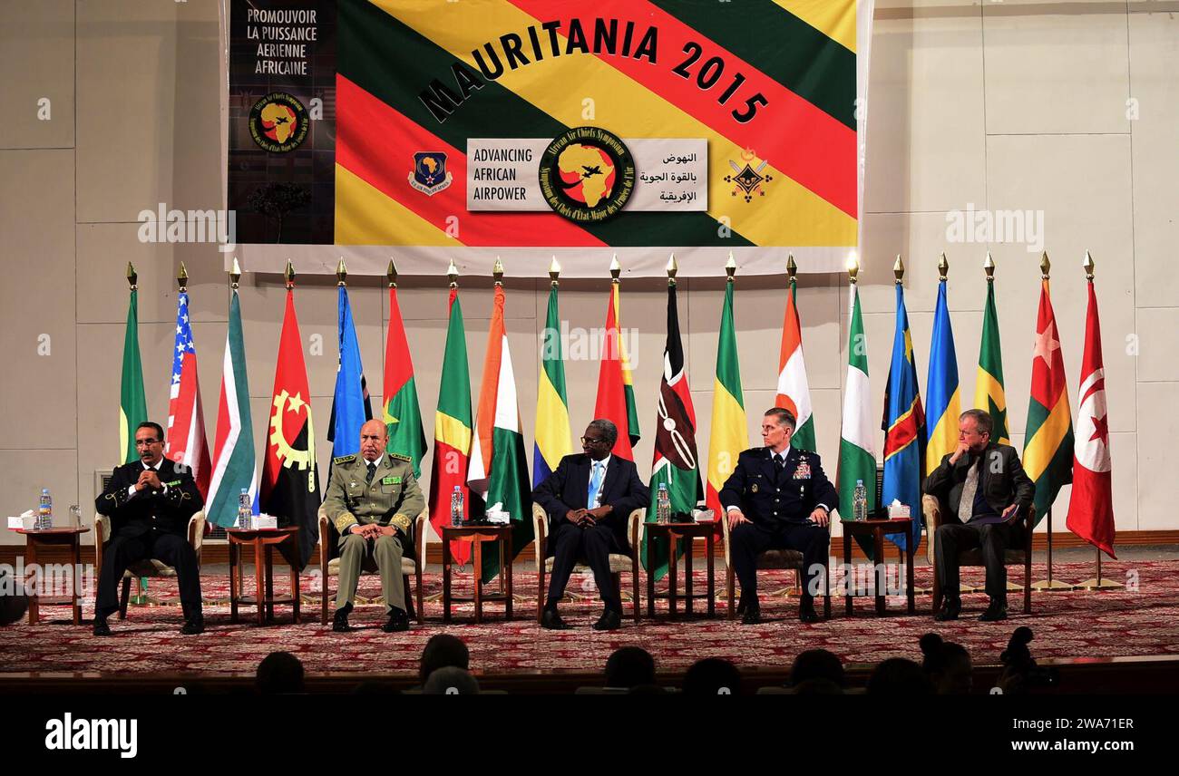 Forze militari STATUNITENSI. La leadership mauritana e statunitense partecipano alla cerimonia di apertura del 5° Annual African Air Chiefs Symposium a Nouakchott, Mauritania, 15 settembre 2015. La Mauritanian Air Force ospita il simposio African Air Chiefs Symposium di quest'anno, insieme alle U.S. Air Forces Africa dal 14 al 17 settembre, per offrire ai capi dell'aviazione degli Stati Uniti e di 18 paesi africani la possibilità di discutere il ruolo dell'Air Power nell'affrontare le sfide africane. (Foto U.S. Air Force di Master Sgt. Chrissy Best/rilasciata) Foto Stock