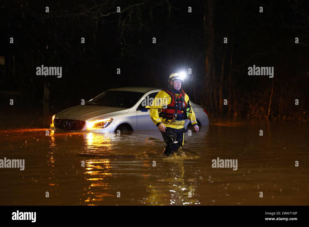 Hathern, Leicestershire, Regno Unito. 2 gennaio 2024. Meteo del Regno Unito. Un Vigili del fuoco si allontana dopo aver controllato un'auto bloccata in acqua piena. Forti venti e pioggia battono un'ampia fascia del Regno Unito con la piccola ma potente tempesta Henk. Credit Darren Staples/Alamy Live News. Foto Stock