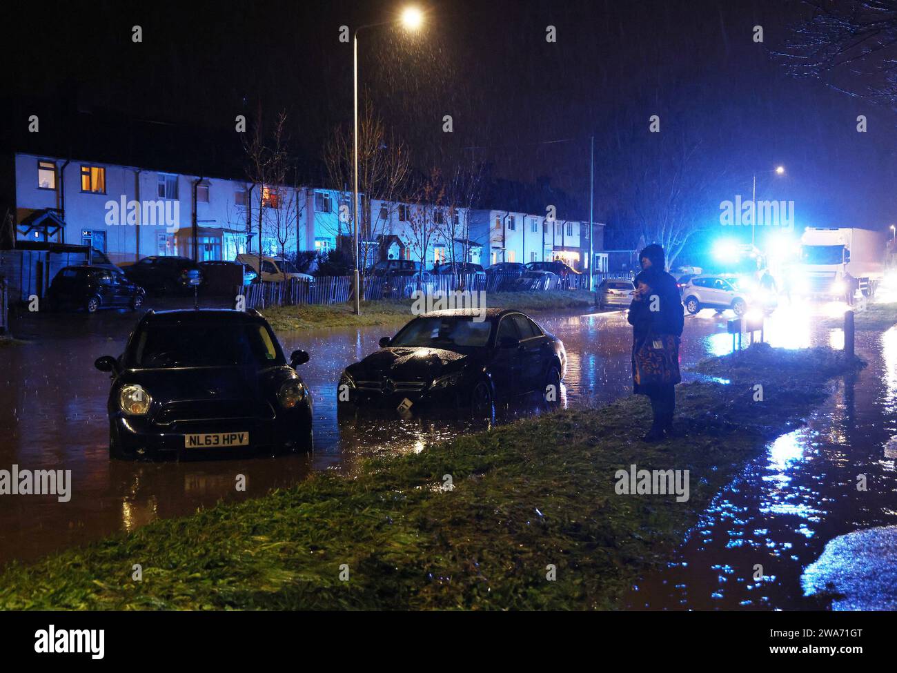 Hathern, Leicestershire, Regno Unito. 2 gennaio 2024. Meteo del Regno Unito. Gli automobilisti stanno vicino alle loro auto bloccate nell'acqua piena. Forti venti e pioggia battono un'ampia fascia del Regno Unito con la piccola ma potente tempesta Henk. Credit Darren Staples/Alamy Live News. Foto Stock