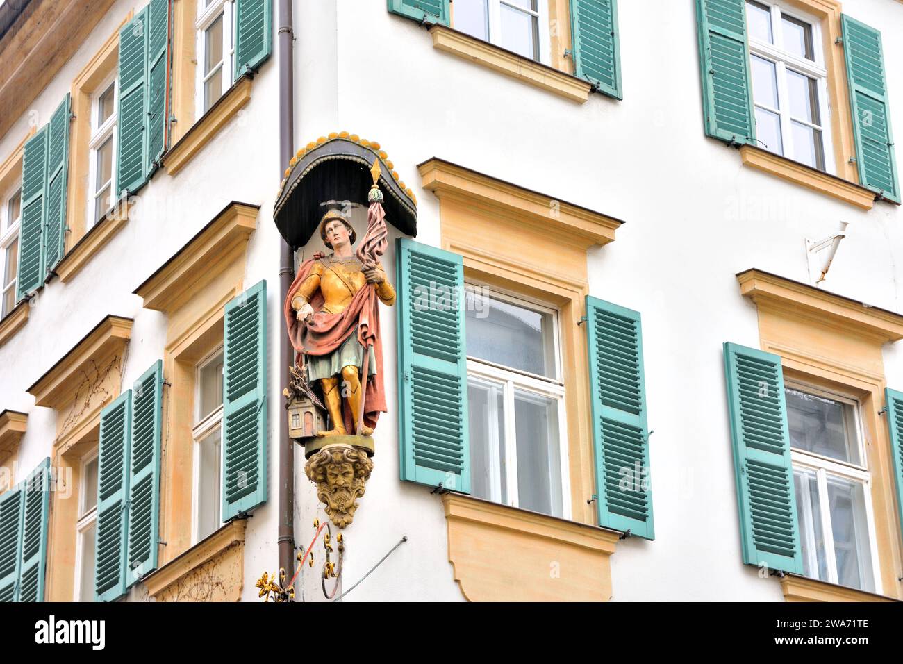 Casa d'angolo con magnifica statua, Bamberga, alta Franconia, Germania Foto Stock