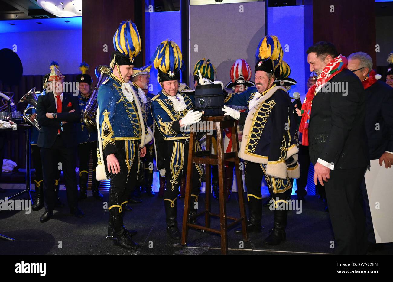 Kölner Karneval Dreigestirn für die Karnevalsession 2023 / 2024. l-r : Jungfrau Frieda Friedrich Klupsch, Prinz Karneval Sascha I.. Sascha Klupsch und der Bauer Werner Klupsch beim Einzug in ihre Hofburg, dem Dorint Hotel am Heumarkt und bekommen den Schlüssel und schlagen ein Fässchen an *** Triumvirato di Carnevale di Colonia per la stagione di carnevale 2023 2024 l r Jungfrau Frieda Friedrich Klupsch , Prinz Karneval Sascha i Sascha Klupsch e il contadino Werner Werner Klupsch si trasferirono nel loro Hofburg, il Dorint Hotel am Heumarkt, ricevendo la chiave e toccando un barile Foto Stock