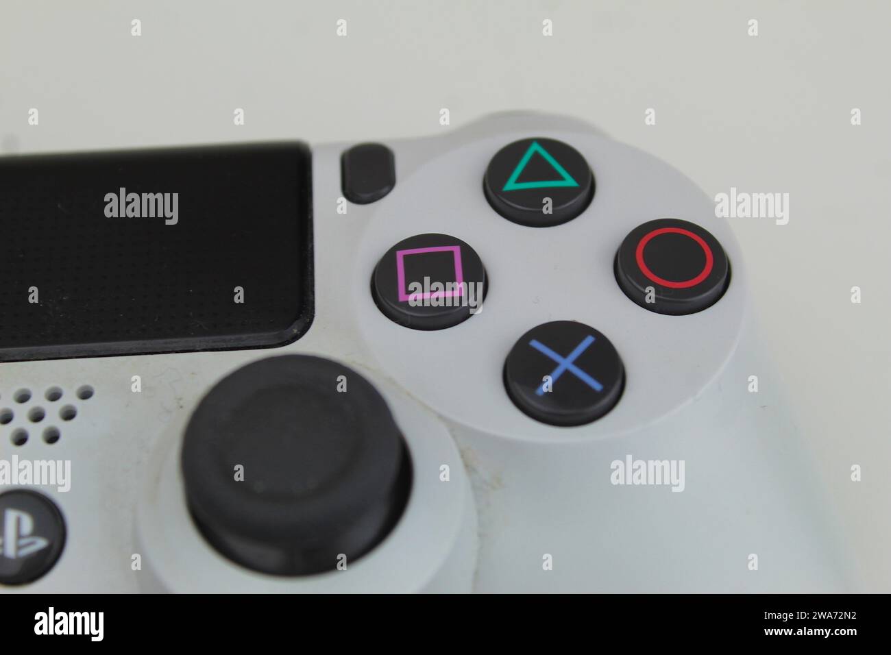 Una foto ravvicinata dei pulsanti bianchi del controller Sony DUALSHOCK 4 V2 PlaySation 4. Foto Stock