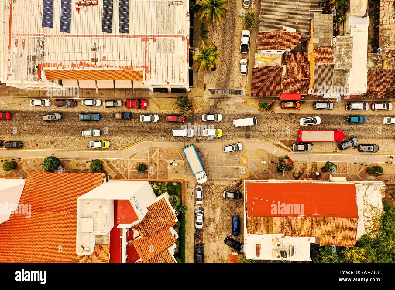 Trambusto aereo: Vista dall'alto delle strade di Puerto Vallarta, animata dal traffico e dal movimento dinamico Foto Stock
