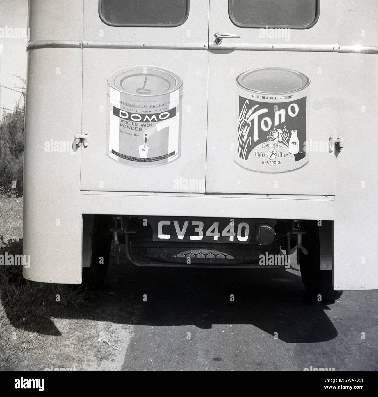1953, storico, Colombo, Celyon (Sri Lanka) Vista sul retro del furgone Commer, che mostra due prodotti di latte e latte vaccino alle porte posteriori; Domo, latte intero in polvere e tono, una bevanda al latte di malto al cioccolato. Charles & Leonard Gates fondarono West Surrey Dairy nel 1882 dopo la morte del loro padre, e divennero di successo con un prodotto a base di latte alimentato, il latte secco inglese, che aiutò a nutrire i bambini delle famiglie povere. Rinominata Cow & Gate nel 1929, è diventata una delle principali aziende britanniche di diario che vende i suoi prodotti correlati al latte in tutto il mondo. Si fuse con United Dairies nel 1959 per formare Unigate. Foto Stock