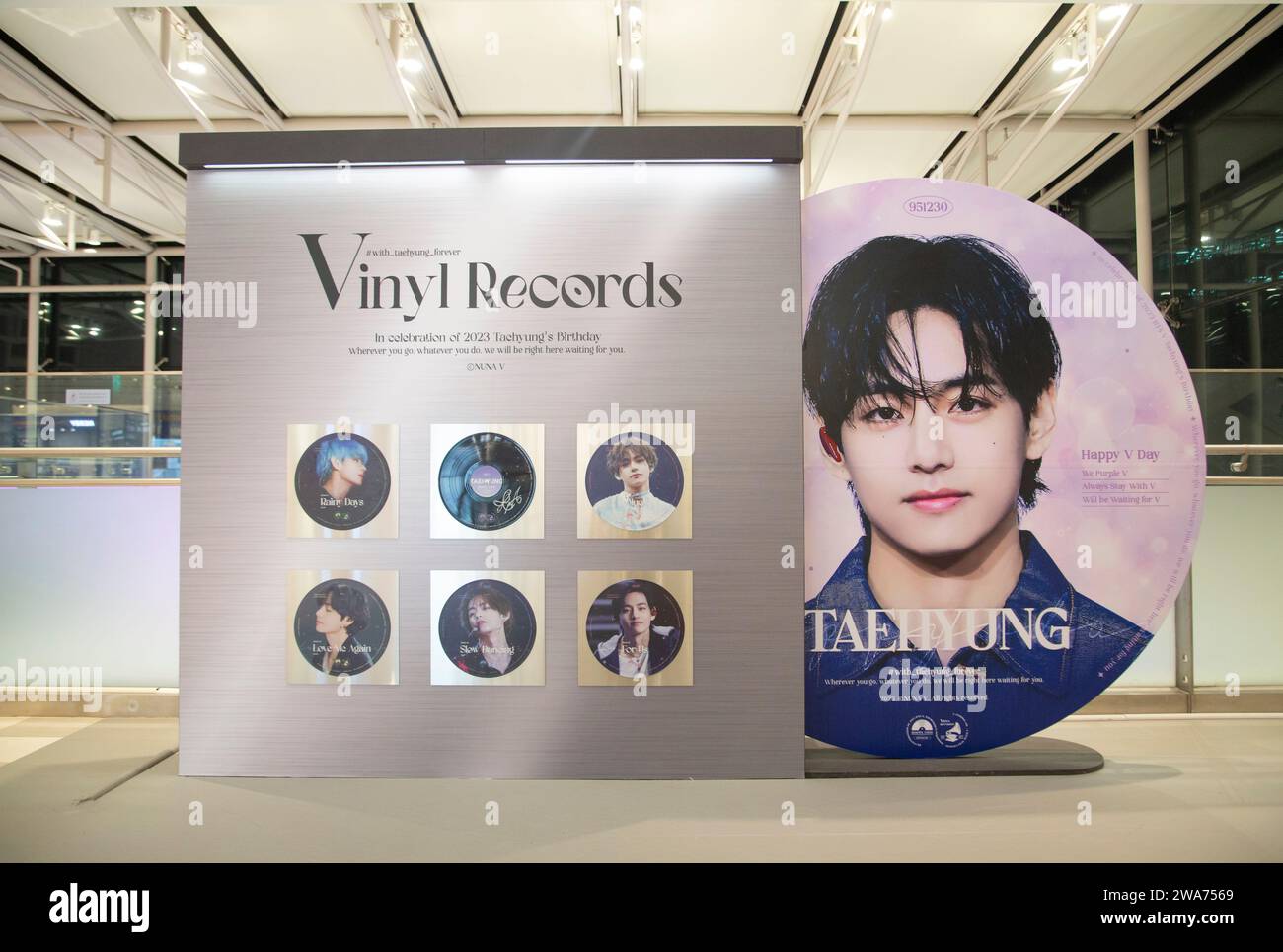 Compleanno di BTS V, 30 dicembre 2023: Una mostra fotografica "vinile record" organizzata dai fan del membro BTS V per celebrare il suo compleanno è visibile in un negozio duty free nel centro di Seoul, Corea del Sud. V alias Kim Tae-Hyung compie 28 anni sabato. V si è arruolato nell'esercito l'11 dicembre 2023. Crediti: Lee Jae-won/AFLO/Alamy Live News Foto Stock