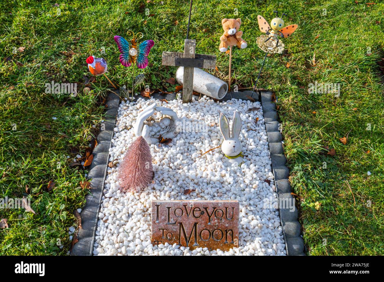 Tomba infantile al Magdalen Hill Cemetery, Winchester, Inghilterra, Regno Unito. Tombe di neonati neonati neonati bambini piccoli con giocattoli e decorazioni. Foto Stock