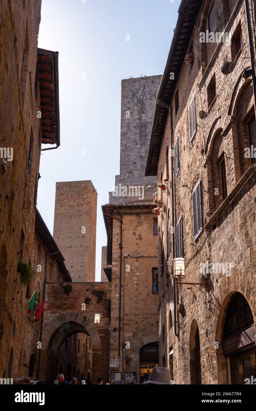 Per le strade di San Gimignano, vista sulle torri Salvucci, Pettini e Chigi - Italia Foto Stock