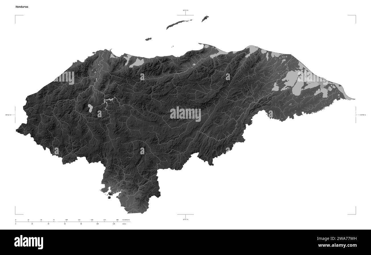 Forma di una mappa di elevazione in scala di grigi con laghi e fiumi dell'Honduras, con scala di distanza e coordinate di confine della mappa, isolati su bianco Foto Stock