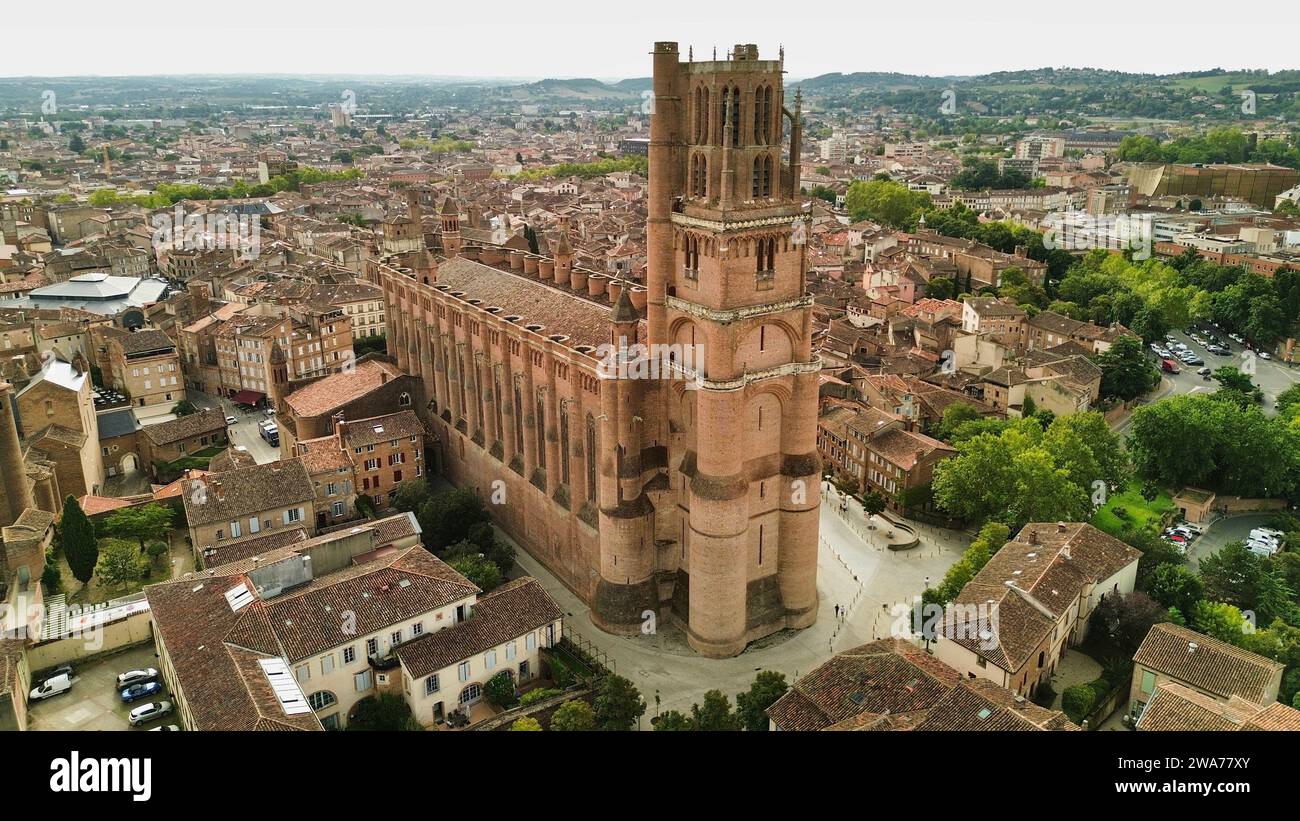 Riprese aeree con drone della Cattedrale di Santa Cecilia ad Albi, Francia, cattedrale in mattoni in stile gotico meridionale con torre campanaria in stile fortezza e vista sul fiume Tarn Foto Stock