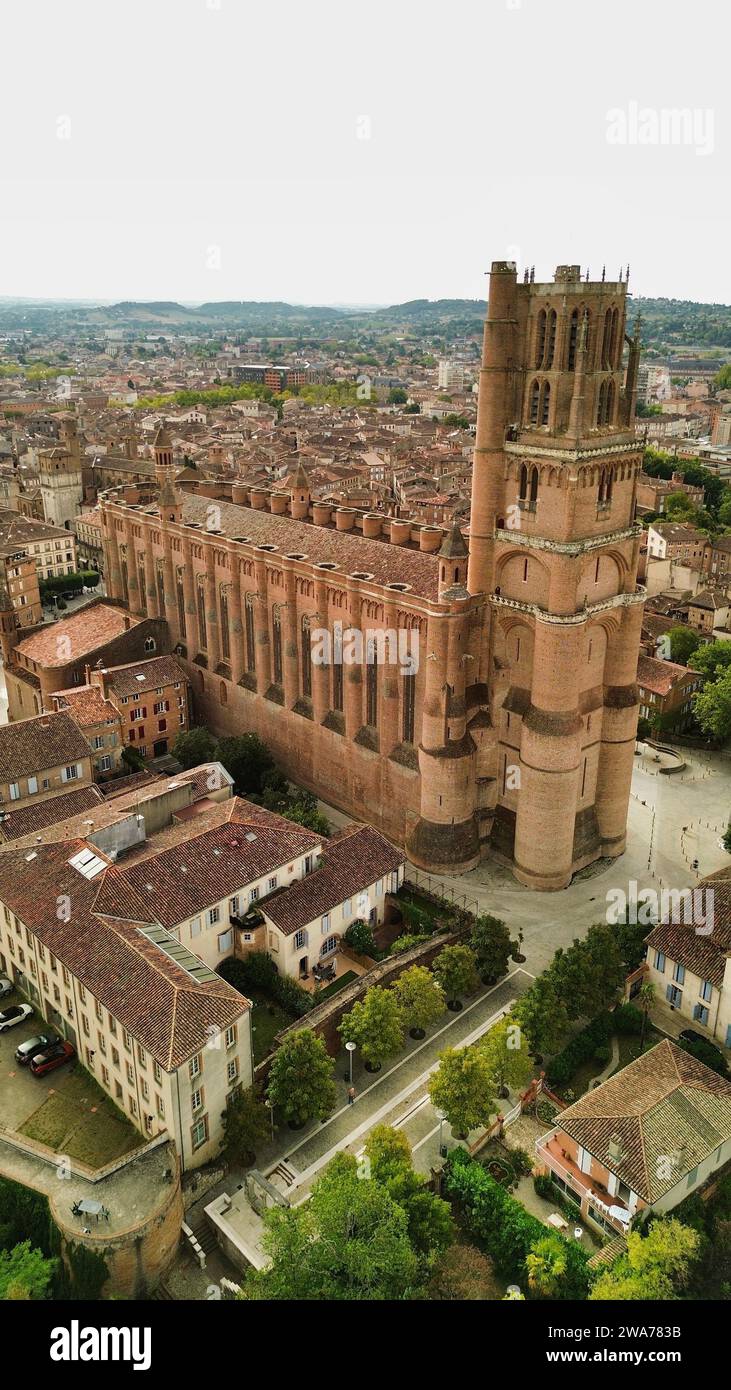 Riprese aeree con drone della Cattedrale di Santa Cecilia ad Albi, Francia, cattedrale in mattoni in stile gotico meridionale con torre campanaria in stile fortezza e vista sul fiume Tarn Foto Stock