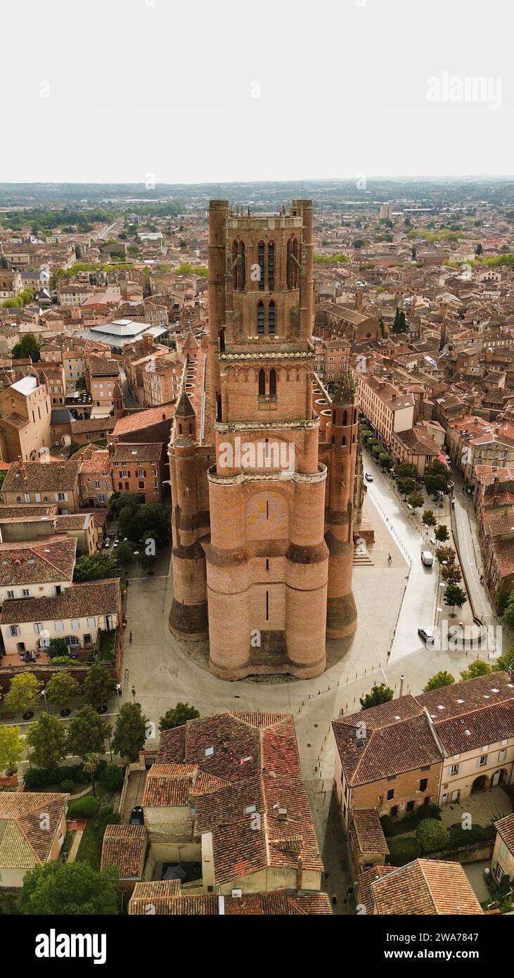 Riprese aeree con drone della Cattedrale di Santa Cecilia ad Albi, Francia, cattedrale in mattoni in stile gotico meridionale con torre campanaria in stile fortezza e vista sul fiume Tarn Foto Stock