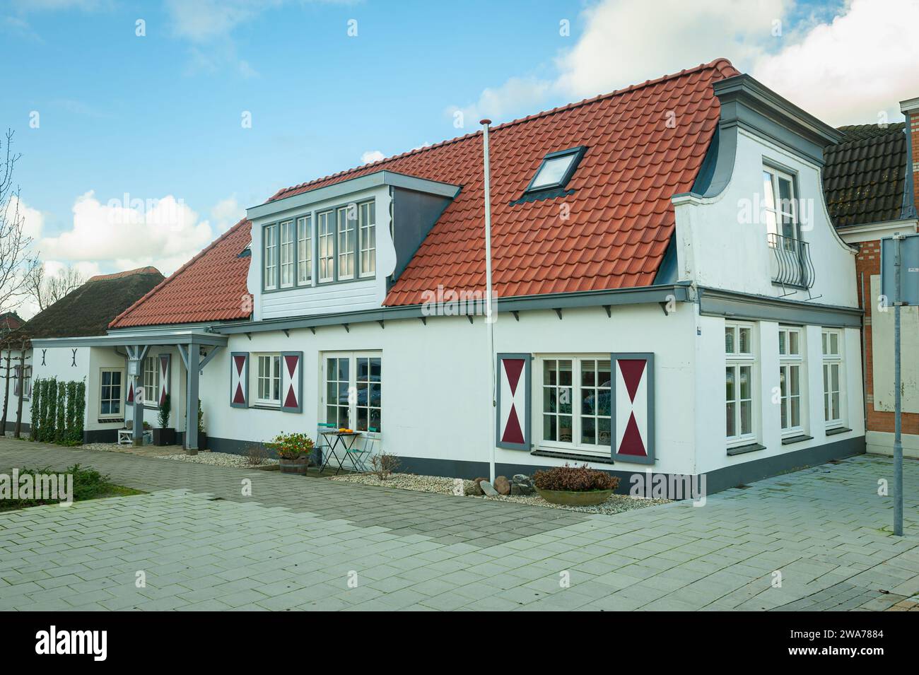 Casa tradizionale olandese con persiane decorative rosse e bianche nella città di Waddinxveen, Paesi Bassi. Foto Stock