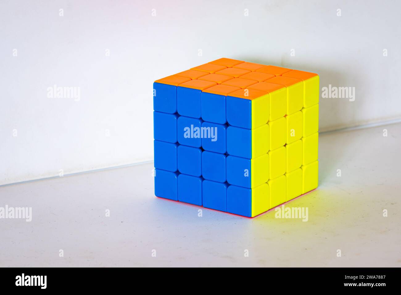 Risolto un cubo giocattolo quattro per quattro Foto Stock