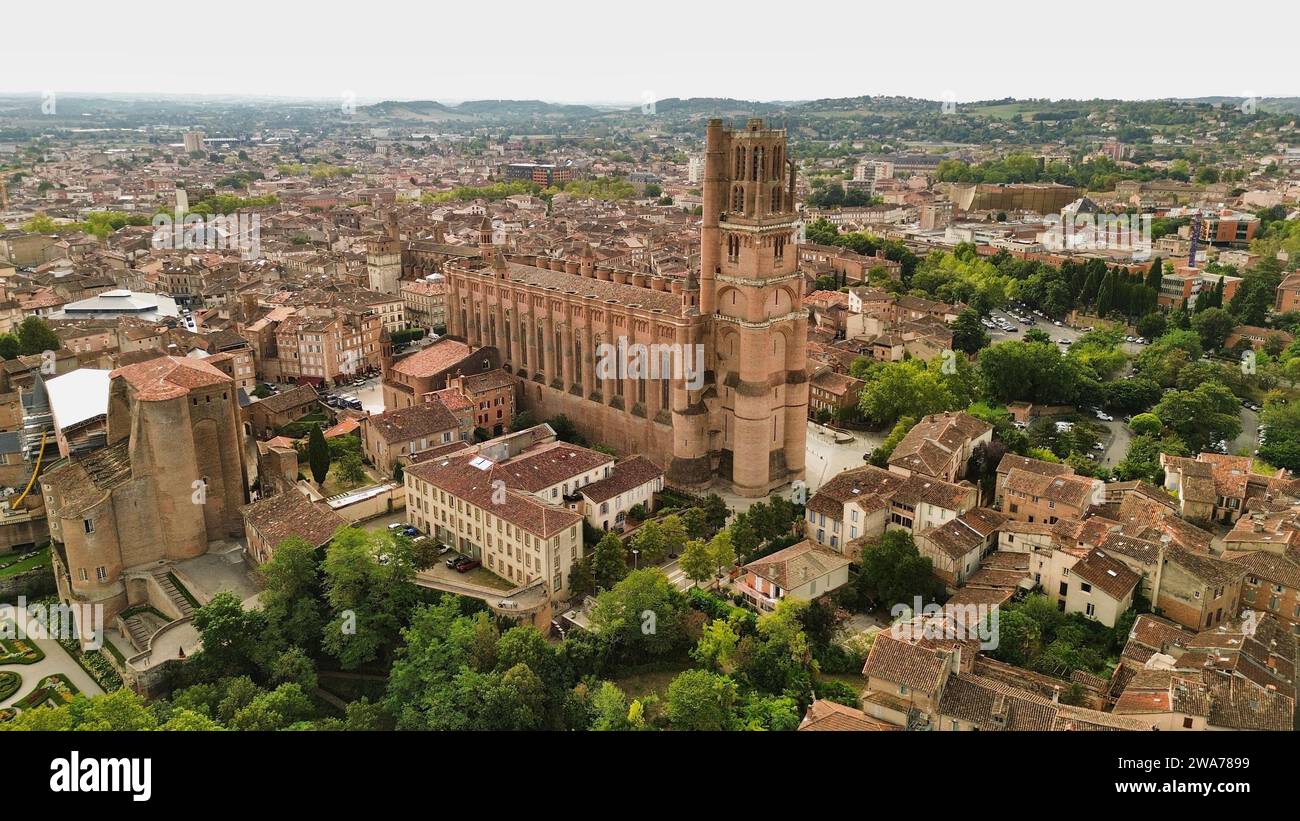 Riprese aeree con drone della Cattedrale di Santa Cecilia ad Albi, Francia, cattedrale in mattoni in stile gotico meridionale con torre campanaria in stile fortezza e vista sul fiume Tarn Foto Stock